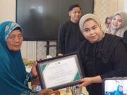 Pegiat Sosial Perempuan Bandung Maknai Arti Pahlawan Beri-Santunan.jpg