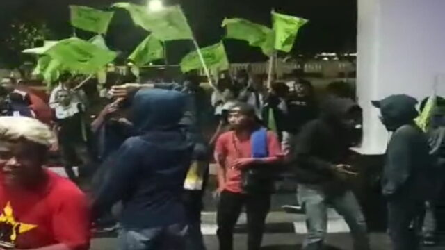 Buruh-di-Tasikmalaya-demo-demi-naik-upah-sampai-malam.jpg