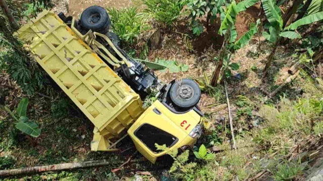 Ditumpangi-Ayah-dan-Anak-Dump-Truk-di-Tasikmalaya-Masuk-Jurang.jpg