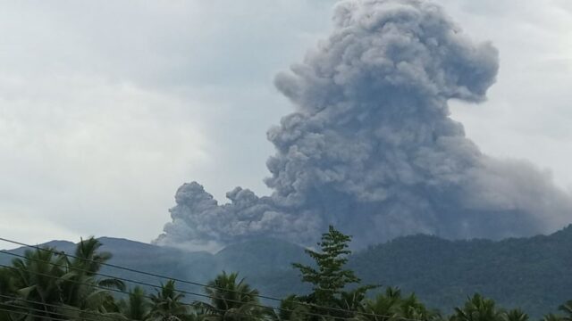 Gunung-Api-Dukono-Halmahera-Utara.jpg