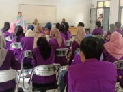 Guru asal Australia Berikan Pembekalan kepada Mahasiswa Unigal di SMAN 3 Kota Banjar Guru.jpg