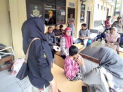 Orang Tua yang Diduga Aniaya Anaknya Dilaporkan ke Polres Banjar Orang-Tua-yang-Diduga-Aniaya-Anaknya-dilaporkan-ke-Polres-Banjar.jpg