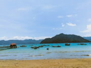 Pantai Karanggongso Trenggalek, Keindahan Lautan Biru dan Gunung Hijau Pantai-Karanggongso-Trenggalek.jpg