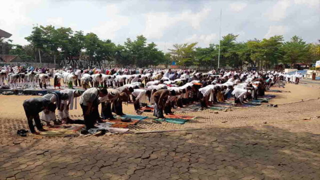 Ribuan-Warga-Sholat-Istisqa.jpg