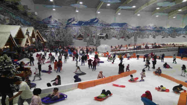 Snow-World-International-Sensasi-Bermain-di-Dunia-Salju.jpg