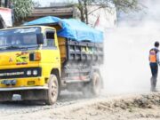 Pemprov Jawa Barat Terapkan Aturan Baru di Jalan Parung Panjang, Ini Alasannya! Truk-Melintas-Jalan-Parung-Panjang-Bogor.jpg