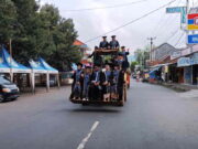 Datang ke Acara Wisuda, Mahasiswa STIT Bina Putera Kota Banjar Naik Alat Berat mahasiswa.jpg