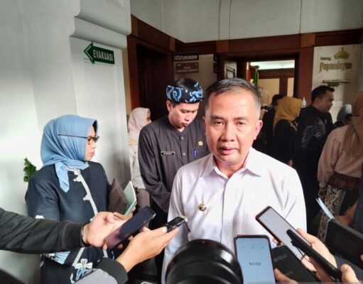 Besaran UMP Jabar Tahun 2024 Ditetapkan Rp 2.057.495 pj-gubernur-Jabar-bey.jpg