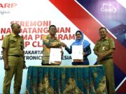 Sharp Indonesia Dukung Program Revitalisasi SMK Pemprov DKI Jakarta 063-Foto1-PerwakilanSharpIndonesiadanPerwakilanSMKN29jakartamenunjukanMoUSharpClassyangtelahditandatanganikeduabelahpihak_copy_800x449.jpg