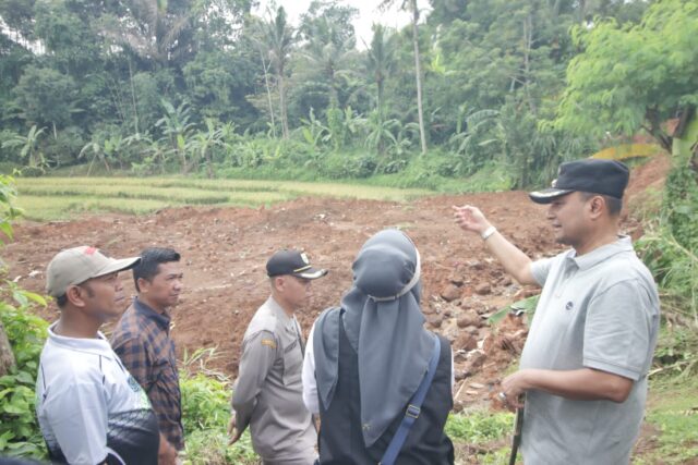 Tinjau Tanah Longsor di Desa Kasomalang Wetan, Pj. Bupati Instruksikan Instansi Terkait Untuk Segera Atasi