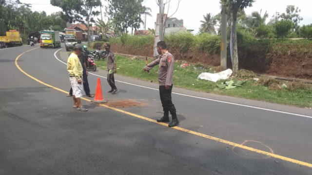 Adu-Banteng-motor-vs-Truk-di-Garut.jpg