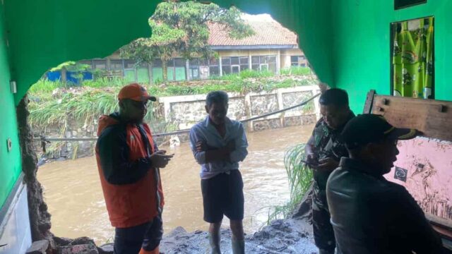 Banjir-Bandang-Jebol-Dinding-Rumah-Warga.jpg