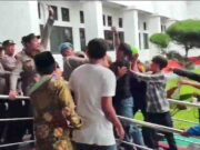 Demo Kritik Pj Walikota Tasikmalaya Berujung Ricuh, Mahasiswa dan Polisi Baku Hantam Demo-Pj-Walikota.jpg