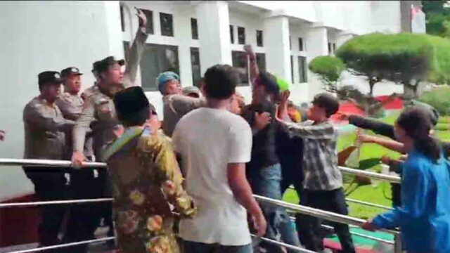 Demo-Pj-Walikota.jpg