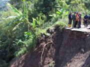 Sebanyak 1700 Bencana Alam Terjadi di Jawa Barat Sepanjang 2023 Longsor-Tutup-Akses-Jalan-Bandung-Barat.jpg