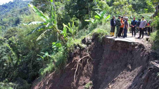 Longsor-Tutup-Akses-Jalan-Bandung-Barat.jpg