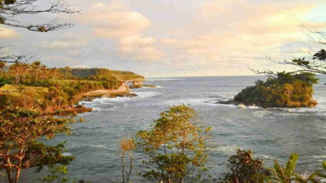 Pantai-Amanda-Ratu-Sukabumi-Memiliki-Pulau-Kecil-yang-Indah.jpg