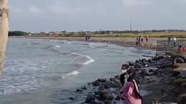 Pantai-Ketapang-Indramayu-dengan-Pasir-Putih-yang-Memikat.jpg