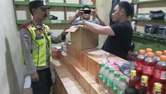 Polisi-amankan-puluhan-miras-dari-warung-jamu-di-Pataruman-Kota-Banjar.jpg