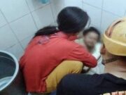2 Jam Tangan Bocah 3 Tahun Warga Cimahi Tersangkut di Lubang Kloset Tersangkut-Lubang-Kloset.jpg