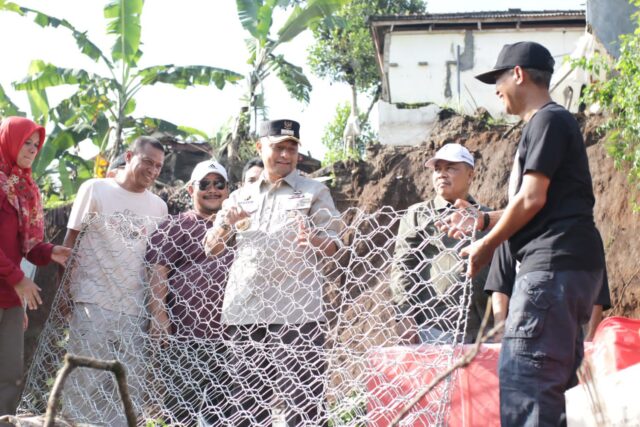 Serahkan Bantuan Ke Korban Longsor, Pj. Bupati Ajak Masyarakat Jaga Kebersihan dan Kelestarian Lingkungan