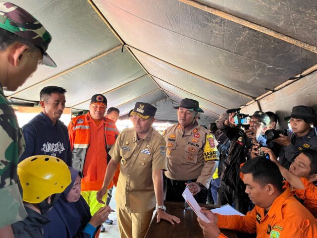 Pj. Bupati Tinjau Longsor Cipondok, Jamin Logistik Cukup