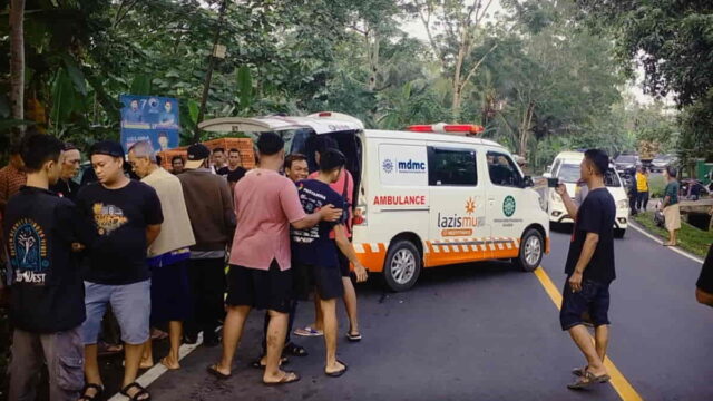 Adu-Bagong-Mobil-vs-Motor-di-Ciamis.jpg