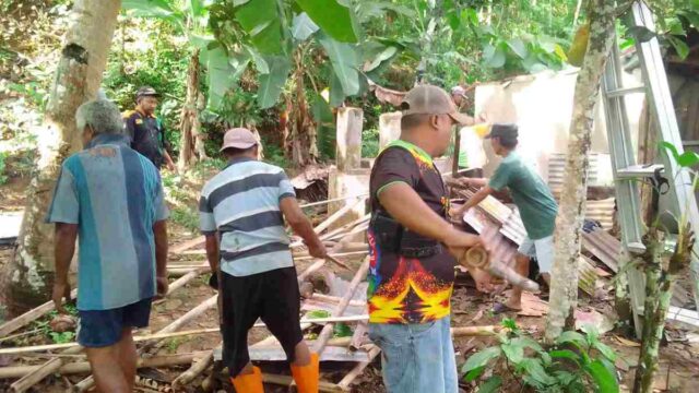 Dapur-Rumah-Nenek-71-Tahun-di-Ciamis-Ambruk-Diterjang-Hujan.jpg