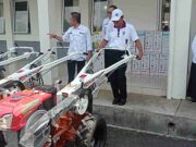 Distribusikan Traktor dan Handsprayer kepada Kelompok Tani, Ini Harapan Bupati Ciamis Distribusikan-Traktor-dan-Handsprayer-kepada-Kelompok-Tani-Ini-Harapan-Bupati-Ciamis.jpg