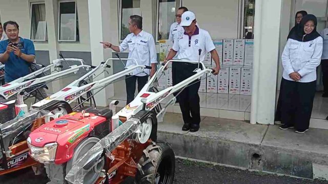 Distribusikan-Traktor-dan-Handsprayer-kepada-Kelompok-Tani-Ini-Harapan-Bupati-Ciamis.jpg