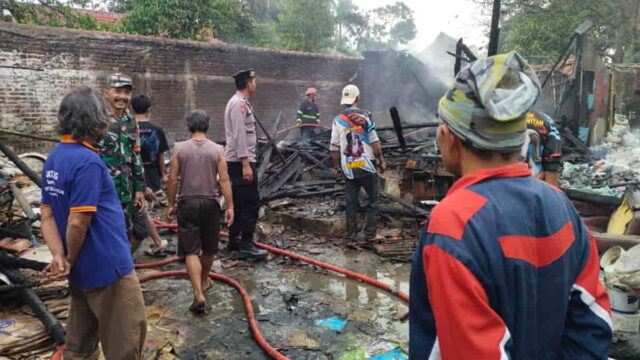 Gudang-Rongsok-di-Garut-Terbakar.jpg