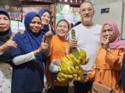 Idris Sandiya Terharu Dihadiahi Warga Satu Tandan Pisang Idris-Sandiya-Terharu-Dihadiahi-Warga-Satu-Tandan-Pisang.jpeg