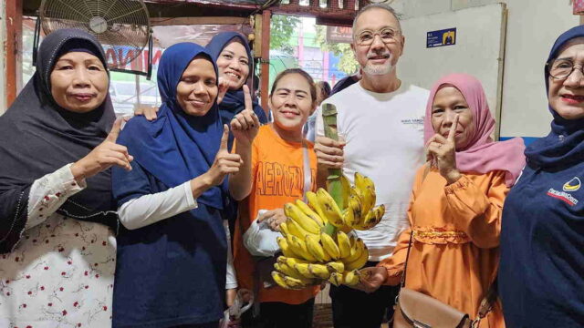 Idris-Sandiya-Terharu-Dihadiahi-Warga-Satu-Tandan-Pisang.jpeg