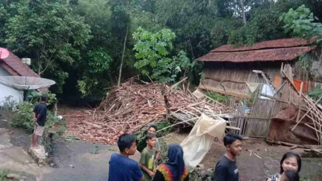 Kandang-Ayam-Ambruk.jpg