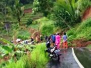 Tebing Longsor di Pamarican Ciamis Tutup Jalan Penghubung Sidamulih-Margajaya Longsor.jpg