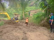 Longsor Tutup Akses Jalan Dua Desa di Ciamis, Alat Berat Diterjunkan Longsor-Tutup-Akses-Jalan-Dua-Desa-di-Ciamis.jpg