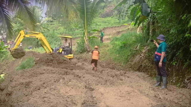 Longsor-Tutup-Akses-Jalan-Dua-Desa-di-Ciamis.jpg