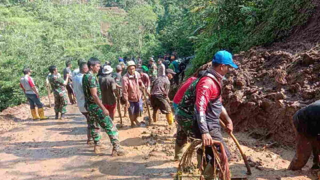 Longsor-Tutup-Jalan-Antar-Desa.jpg