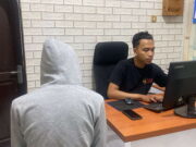 Gerebek Pria di Cibiuk Garut, Polisi Temukan Ratusan Pil Haram dan Alat Hisap Sabu Polisi-memeriksa-pria-asal-Cibiuk-Garut.jpg