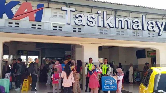 Ratusan-Penumpang-di-Stasiun-Tasikmalaya-Antre-Refund-Tiket-Kereta-Api.jpg