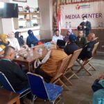 Relawan-Paslon-01-dan-03-Kompak-Laporkan-Oknum-Satpol-PP-Garut-ke-Bawaslu.jpg