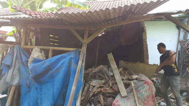 Rumah-Edoh-di-Ciamis-Ambruk.jpg