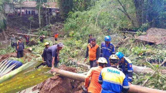 Tebing-longsor-timbun-sungai.jpeg