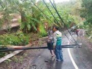 Diguyur Hujan, Tiang Telepon Roboh Tutup Jalan di Banjaranyar Ciamis Tiang-Telepon-Roboh-di-Banjaranyar-Ciamis.jpg