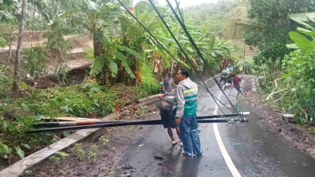 Tiang-Telepon-Roboh-di-Banjaranyar-Ciamis.jpg