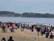 Puluhan Ribu Wisatawan Padati Pantai Santolo Garut Wisatawan-Padati-Pantai-Santolo.jpg
