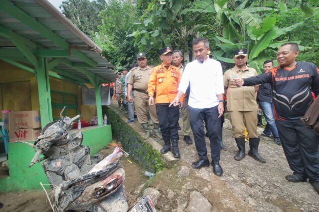 Pj. Bupati Subang Dampingi Pj. Gubernur Tinjau Lokasi Longsor, Pencarian Korban Jiwa Dinyatakan Selesai