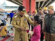 Pj Bupati Subang Bagikan Makan Siang Gratis untuk Pengungsi di Flyover Pamanukan