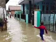 Ratusan Warga Desa Mulyasari Subang Mengungsi ke bawah Flyover Pamanukan