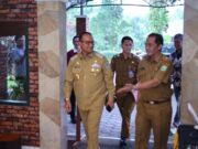 Dr. Imran Tinjau Tanah Retak di Desa Sukamelang Kasomalang